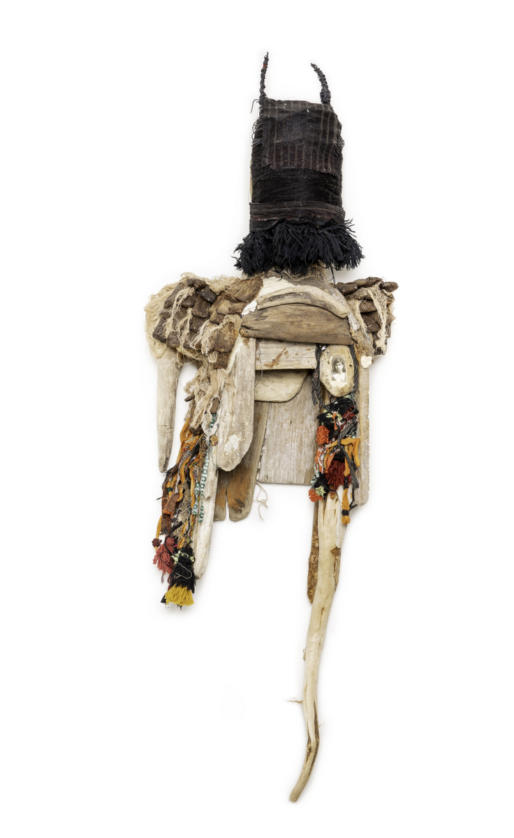 Humbaba. Wood, metal, fabric and found objects. Size 148x53x25 cm. Year 2021